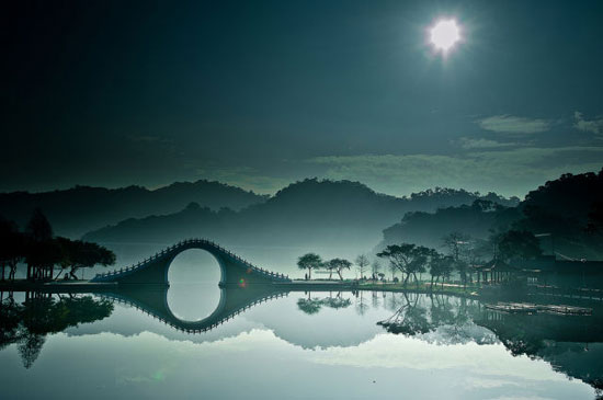 Moon bridge in Dahu Park, Taipei Amazing Photography