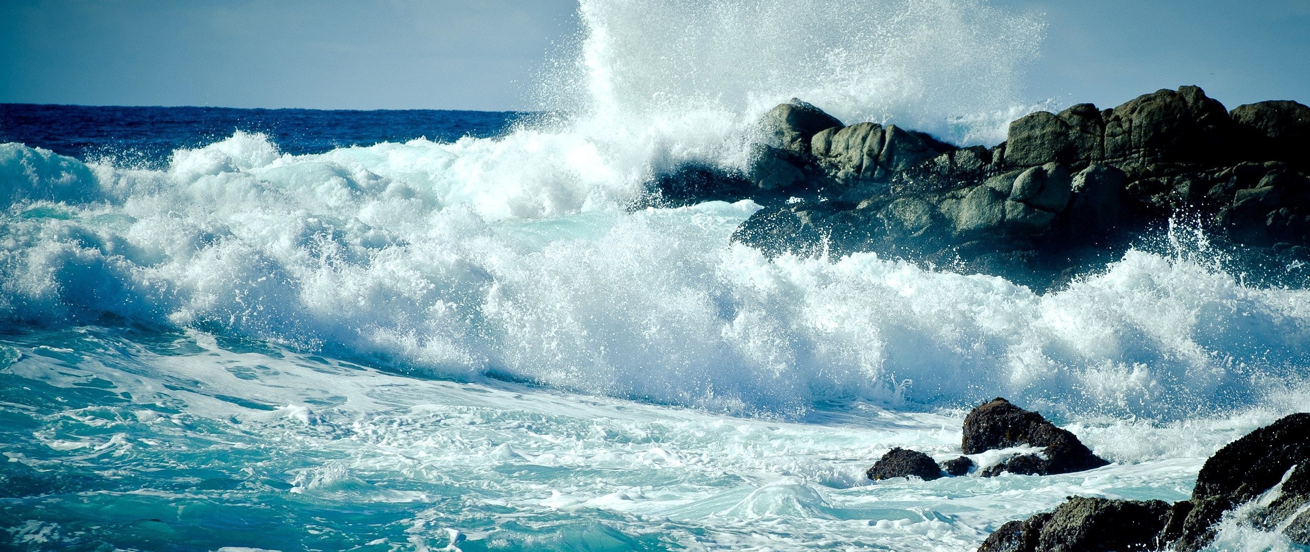 К чему снится волна воды. Бушующее море. Море, волны. Волны и скалы. Волны бьются о скалы.