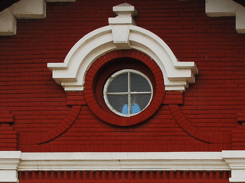 1Red-Brick-White-Round-Window-Delicate-architectural-detail Download a red wallpaper from this awesome selection