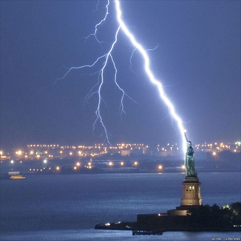 A-Lightning-Strike-Captured-On-The-Statue-of-Liberty Really cool lightning wallpaper images for your desktop background