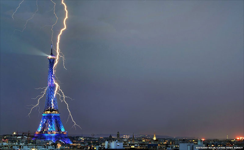 lightning-Strikes-Eiffel-Tower Really cool lightning wallpaper images for your desktop background