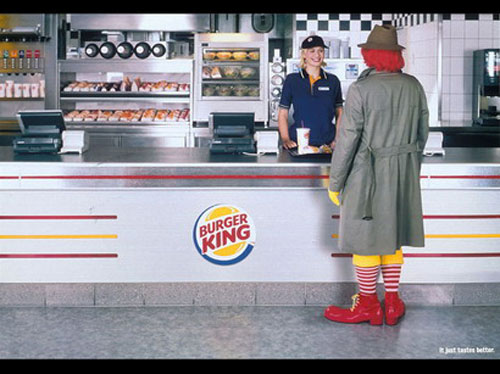 burger king ads - Loja da BurgerKing se fantasia de McDonald's no Haloween